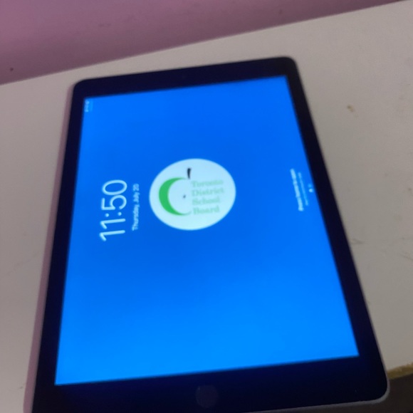 iPad ( 5th generation) - Picture 3 of 5